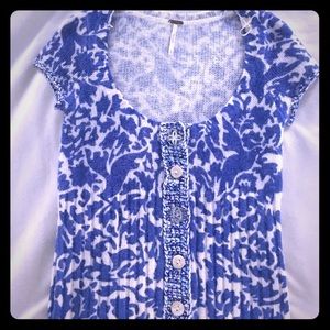 Adorable Free People short-sleeved sweater